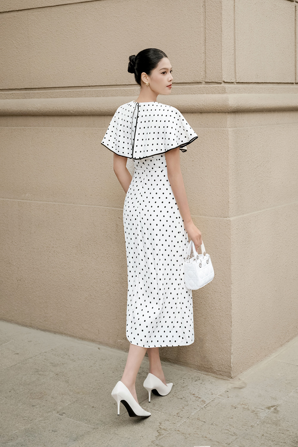 Đầm trắng chấm bi dáng xòe giả áo choàng