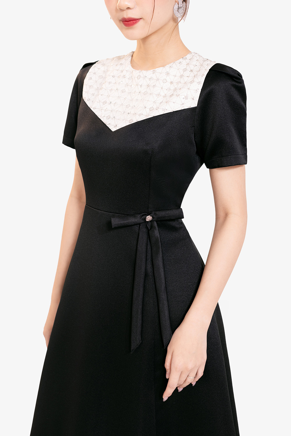 Đầm đen dự tiệc dáng xòe đính kim sa