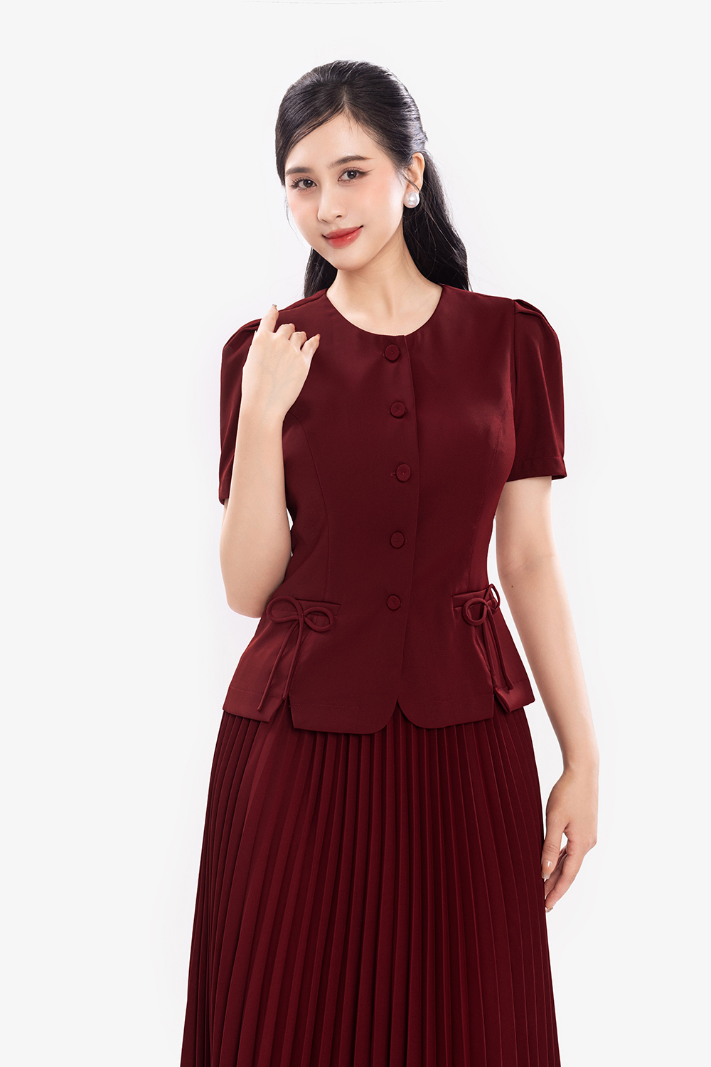 Áo kiểu nữ màu đỏ cổ tròn đính nơ