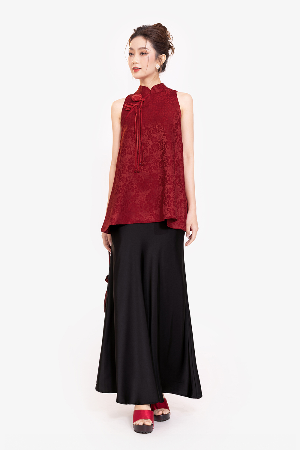 Áo yếm gấm hoa màu đỏ