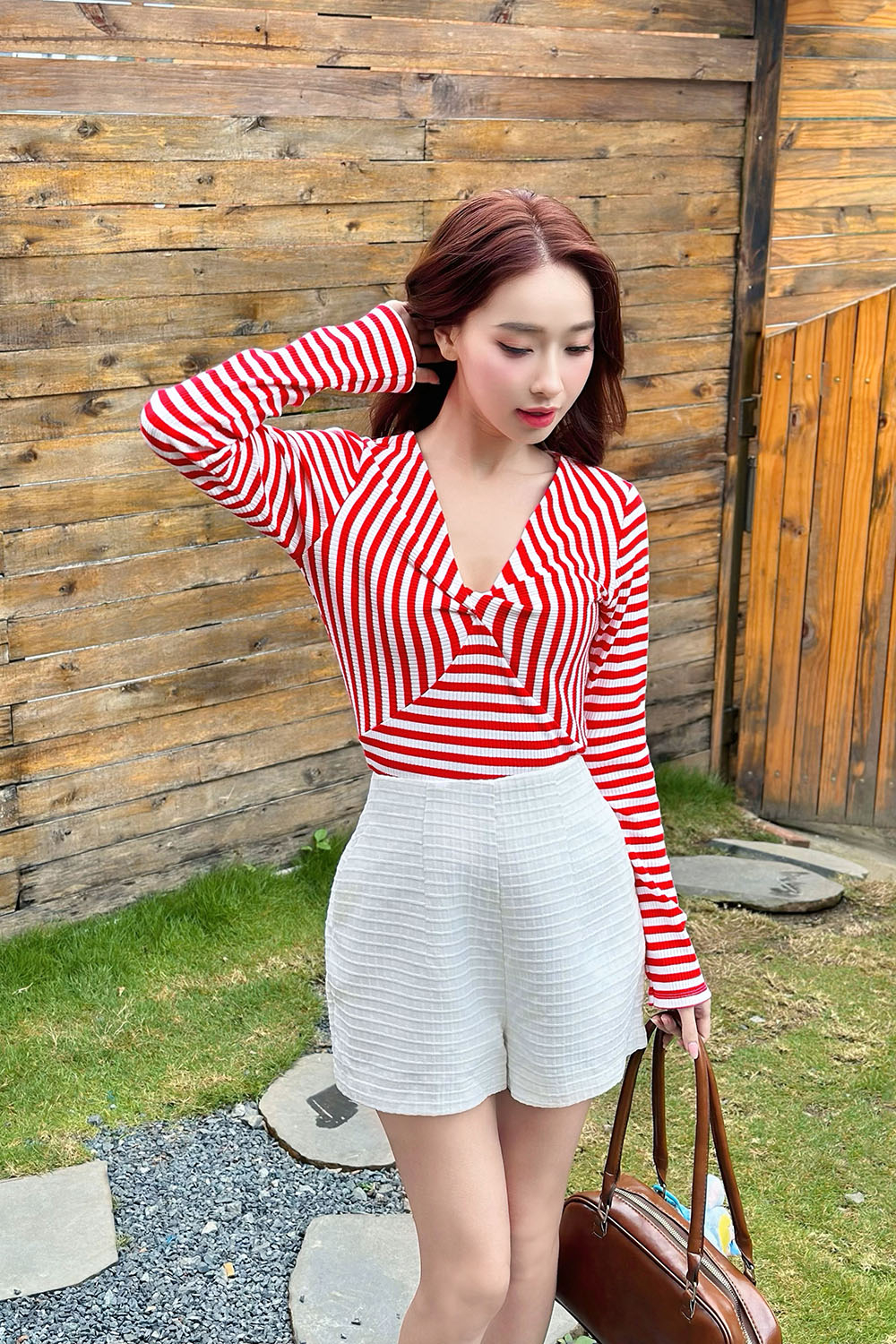 Áo thun ôm kẻ sọc đỏ cổ V xoắn ngực