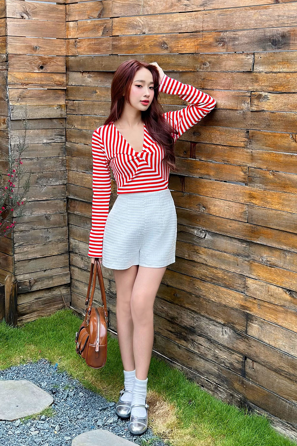 Áo thun ôm kẻ sọc đỏ cổ V xoắn ngực