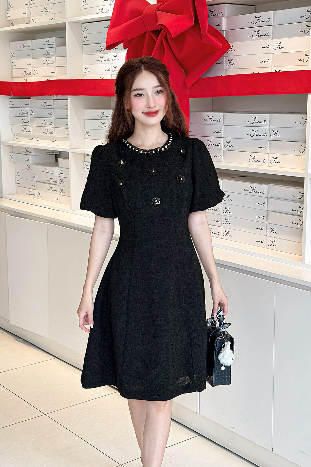 Đầm đen đi tiệc chữ A tay bí đính hoa