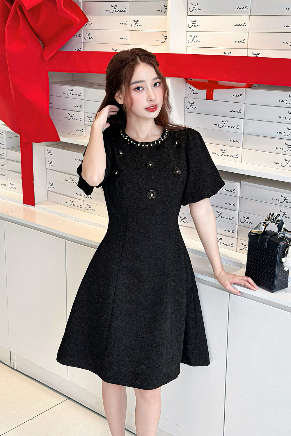 Đầm đen đi tiệc chữ A tay bí đính hoa