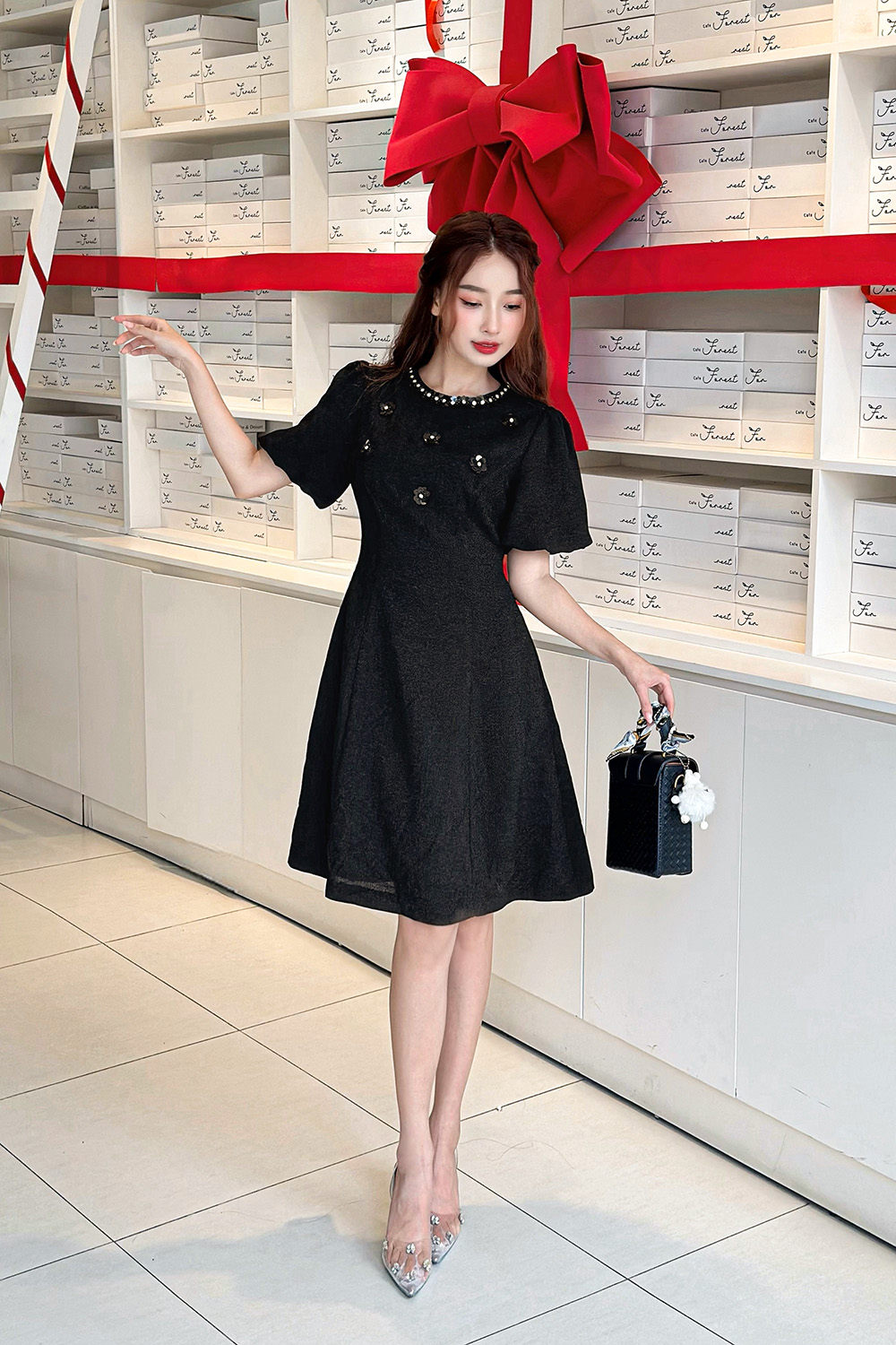 Đầm đen đi tiệc chữ A tay bí đính hoa