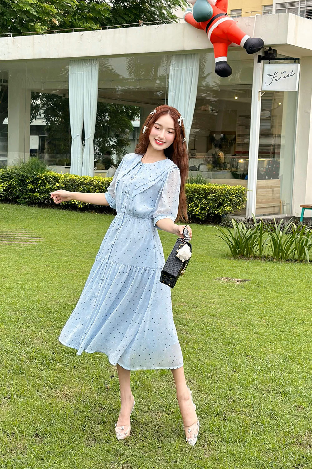 Đầm xòe chấm bi cổ lá sen tay ngắn