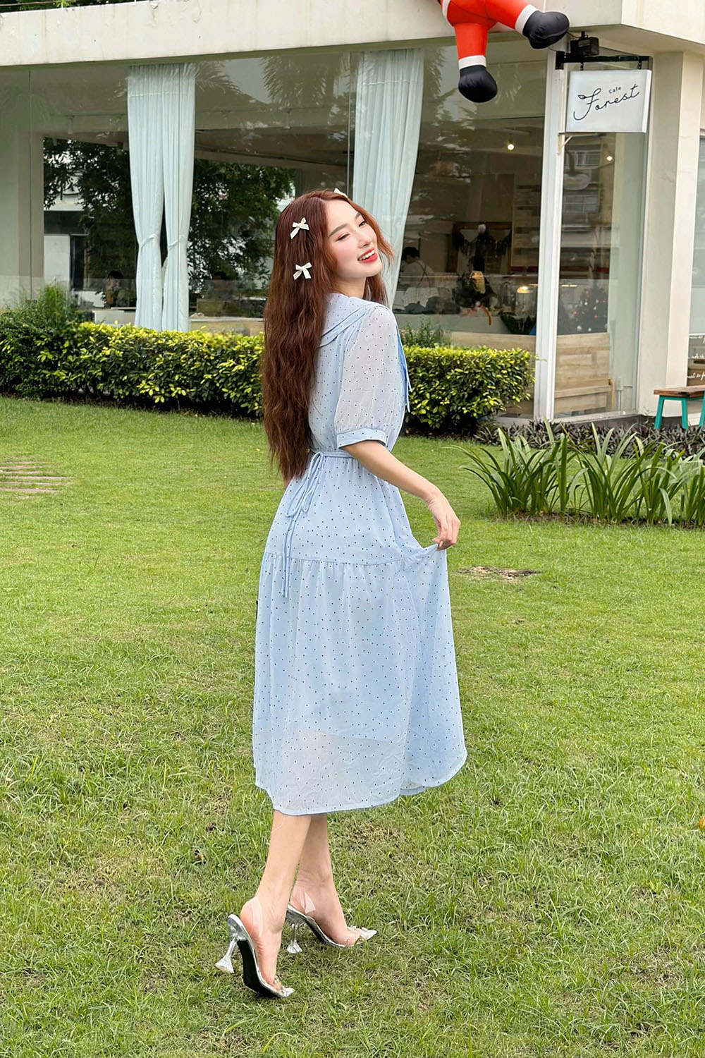 Đầm xòe chấm bi cổ lá sen tay ngắn