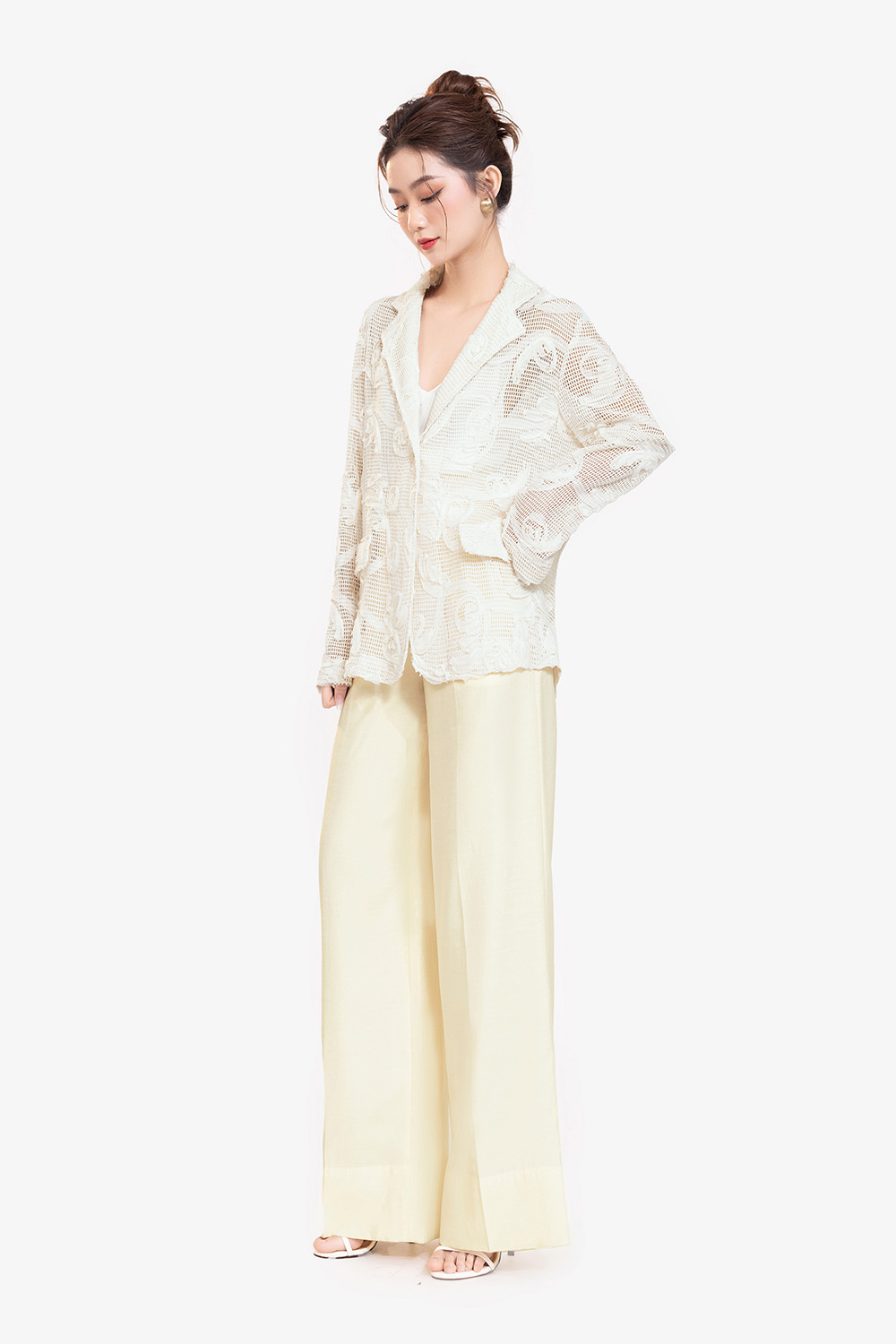 Áo khoác blazer ren màu trắng tay dài