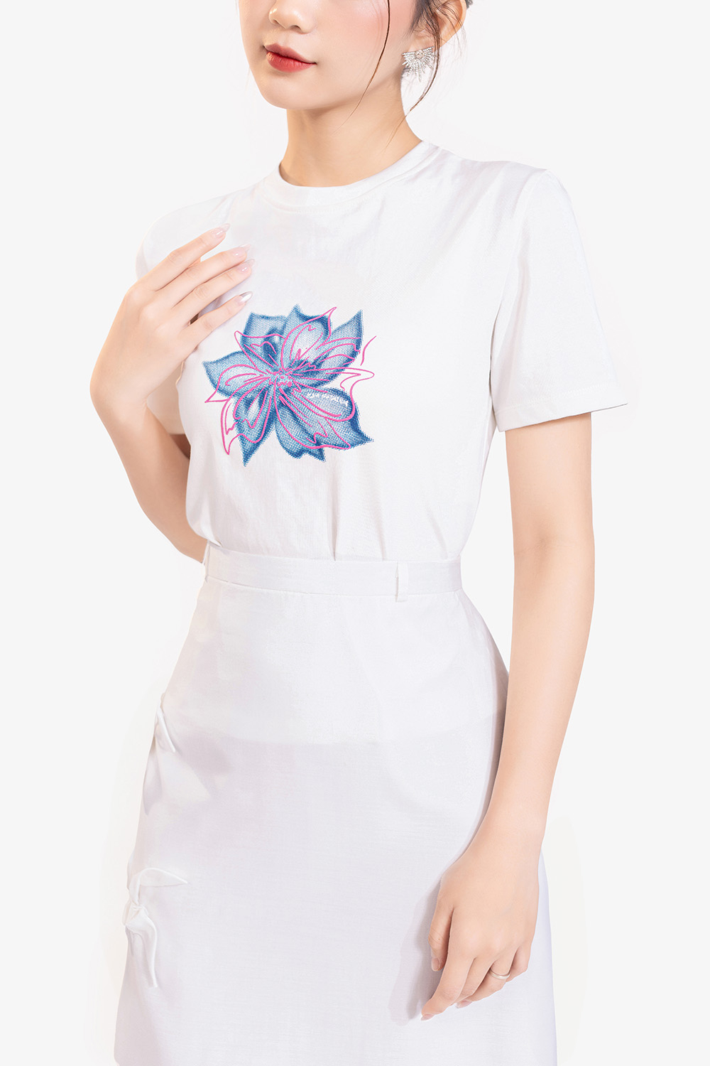 Áo thun trắng họa tiết hoa nổi