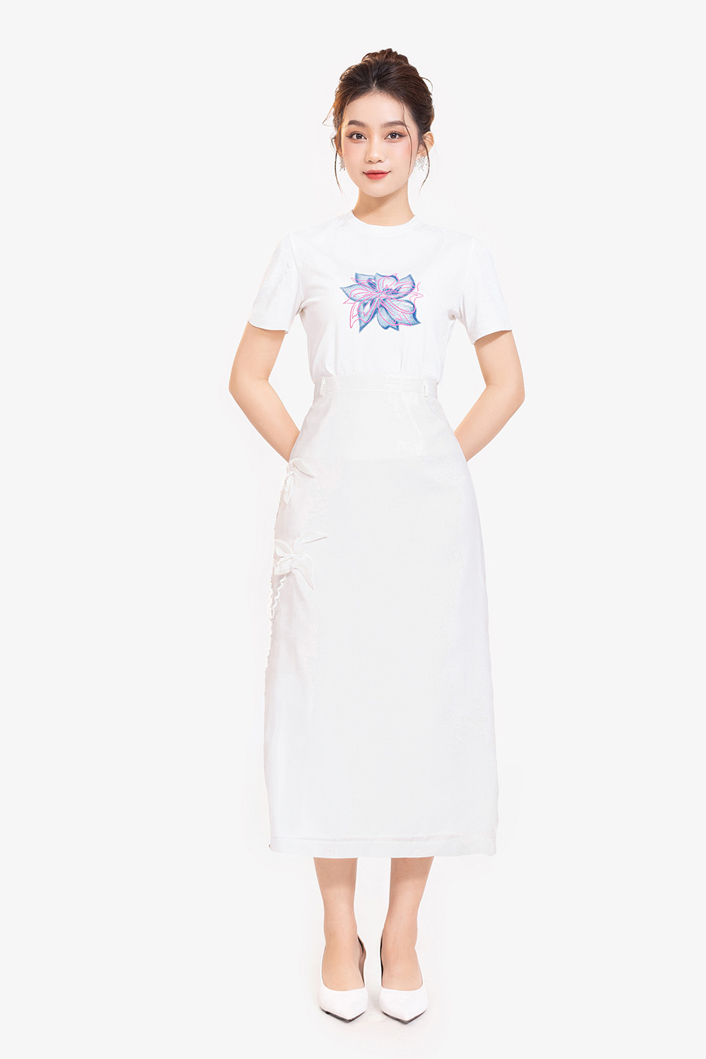 Chân váy trắng dáng dài đính hoa