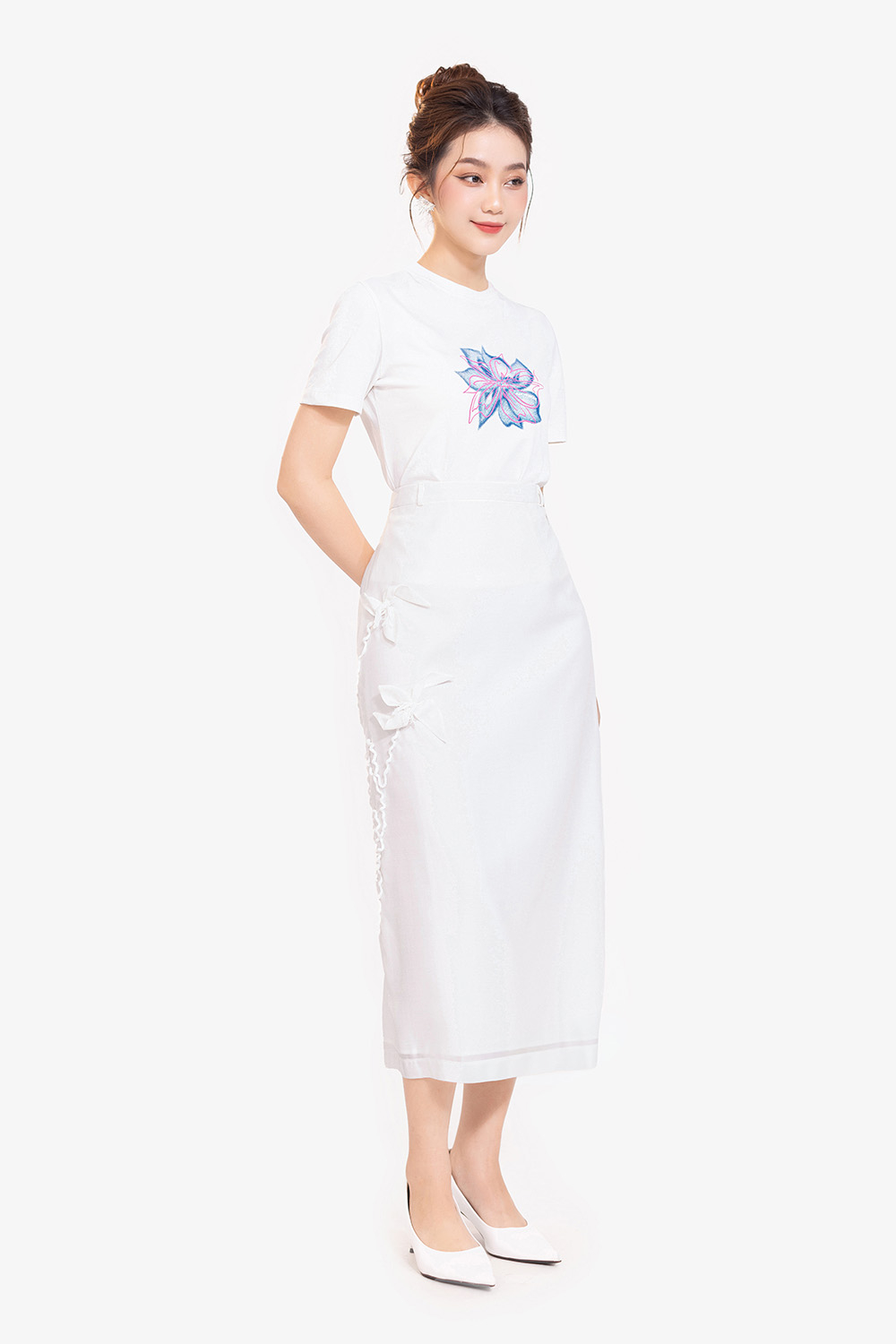 Chân váy trắng dáng dài đính hoa