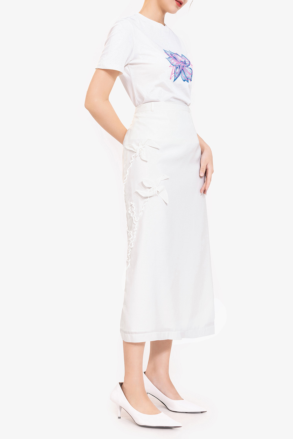 Chân váy trắng dáng dài đính hoa