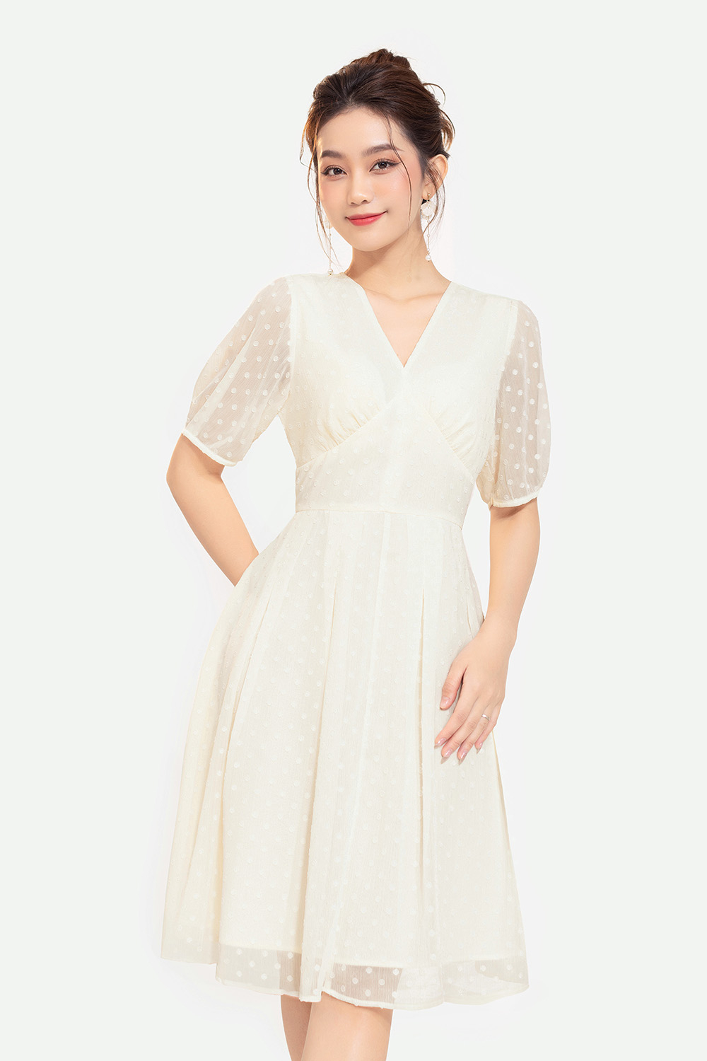 Đầm xòe trắng kem tay lửng cổ V