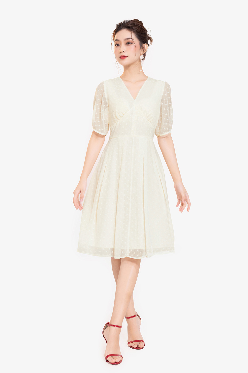 Đầm xòe trắng kem tay lửng cổ V