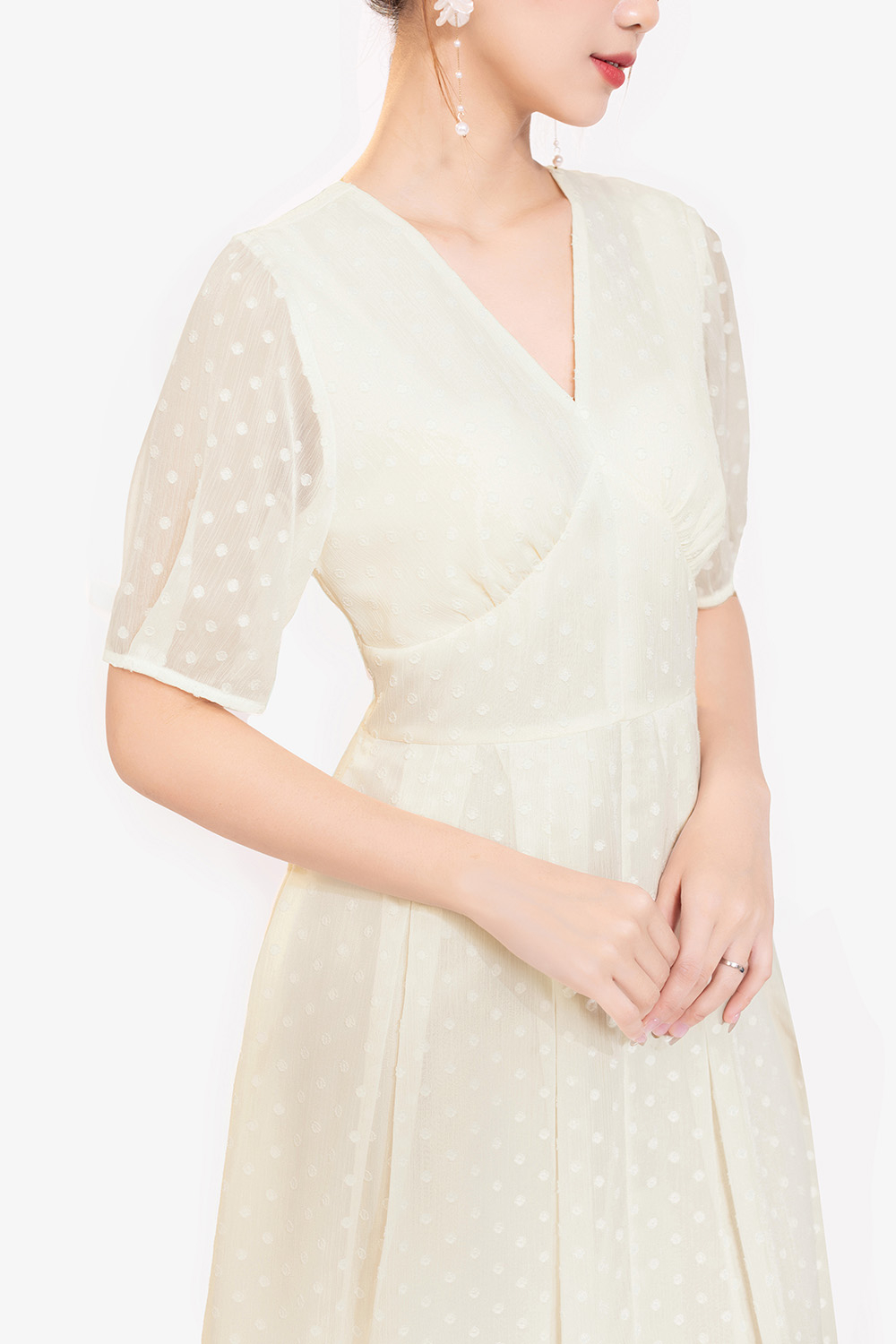 Đầm xòe trắng kem tay lửng cổ V