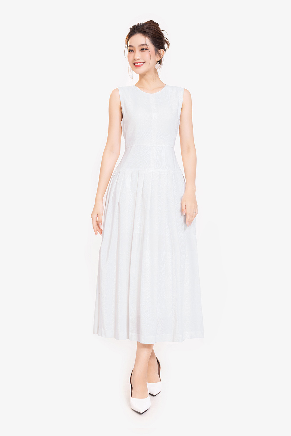 Đầm trắng linen dáng dài xếp ly