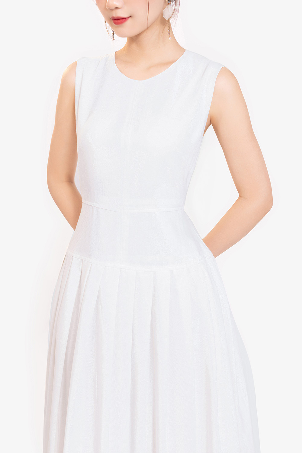 Đầm trắng linen dáng dài xếp ly