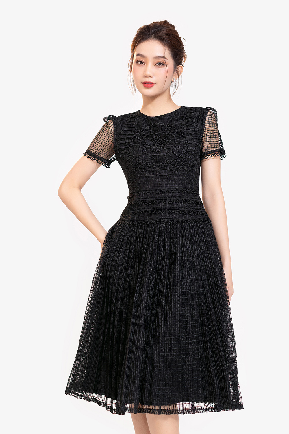 Đầm ren đen dự tiệc dáng xòe xếp ly