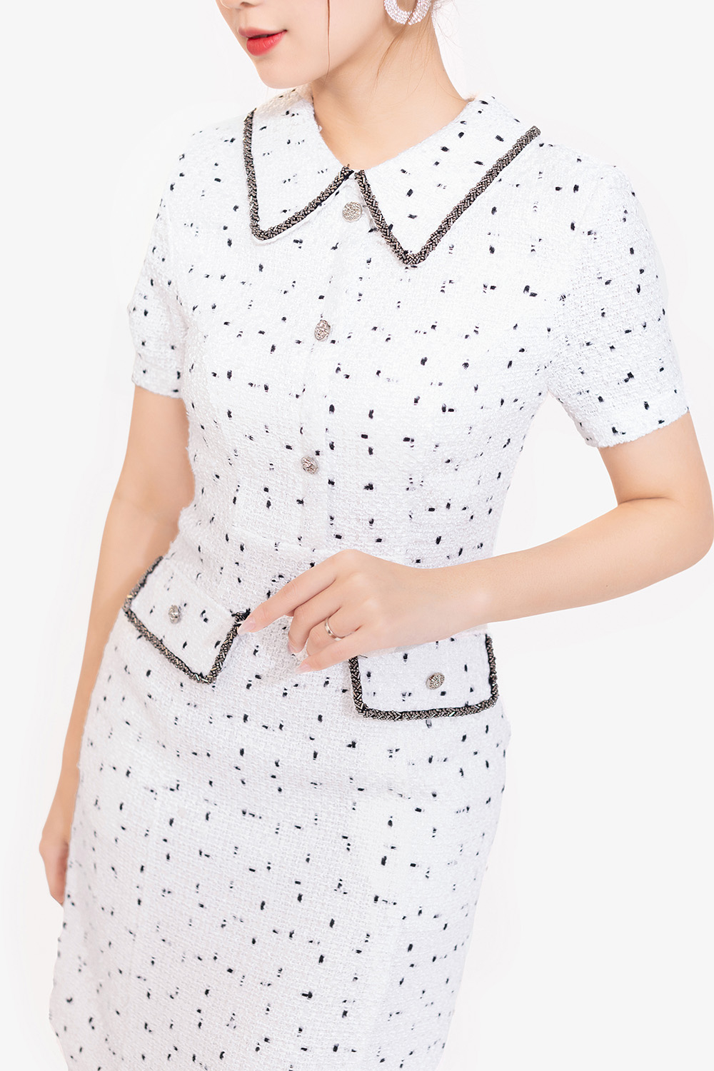 Đầm tweed trắng cổ sơ mi dáng ôm