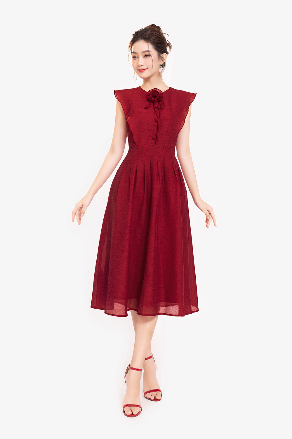 Đầm đỏ dáng xòe xếp ly cổ đính hoa