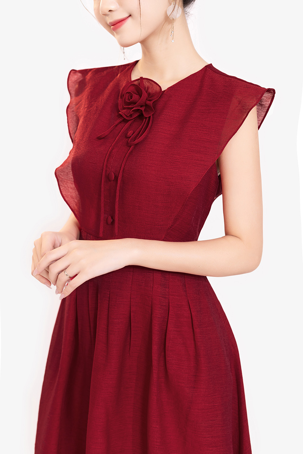 Đầm đỏ dáng xòe xếp ly cổ đính hoa