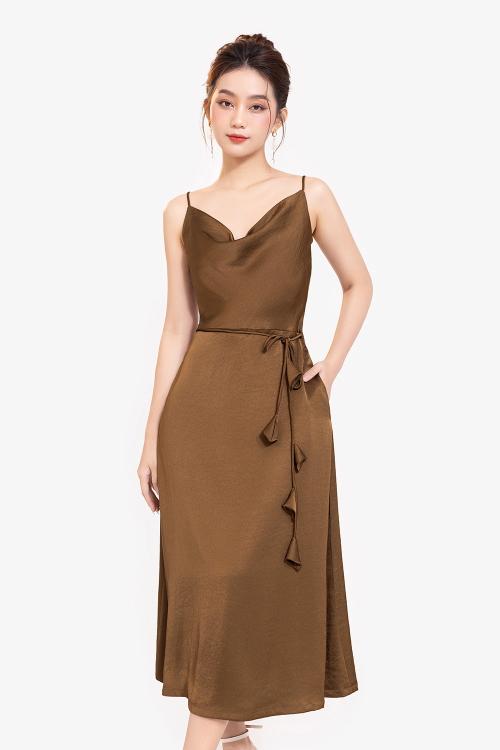 Đầm lụa hai dây cổ đổ dáng xòe