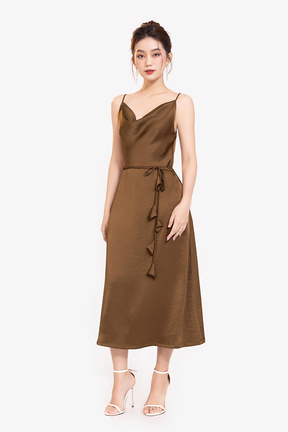 Đầm lụa hai dây cổ đổ dáng xòe