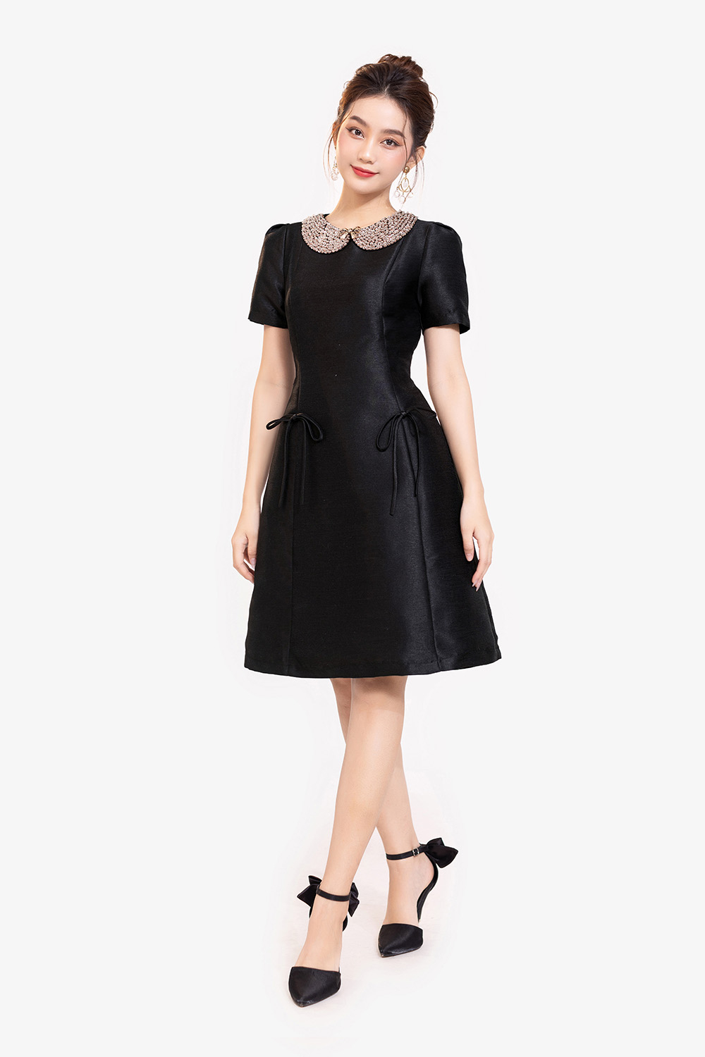 Đầm đen dự tiệc dáng chữ A cổ đính đá