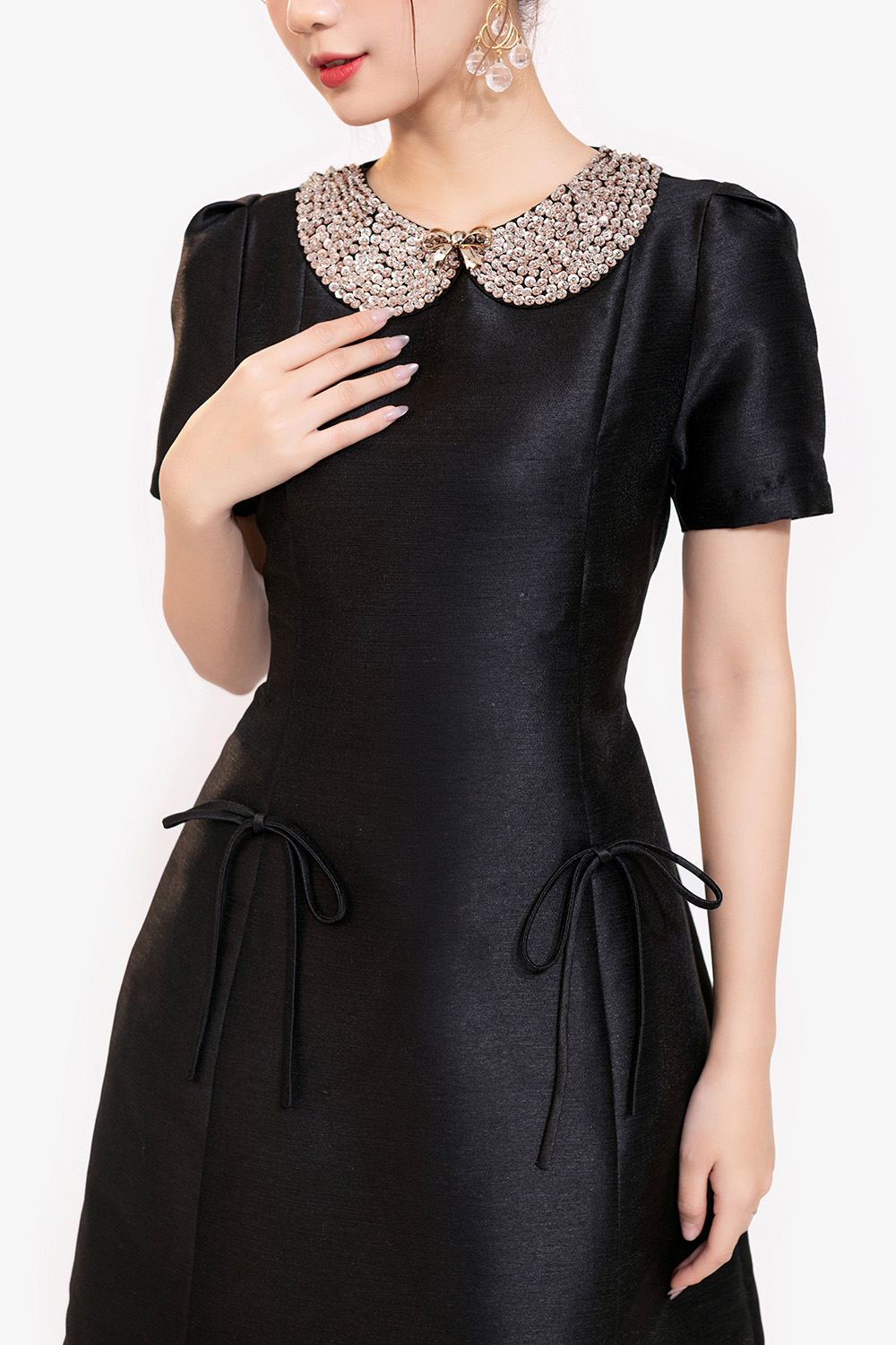 Đầm đen dự tiệc dáng chữ A cổ đính đá