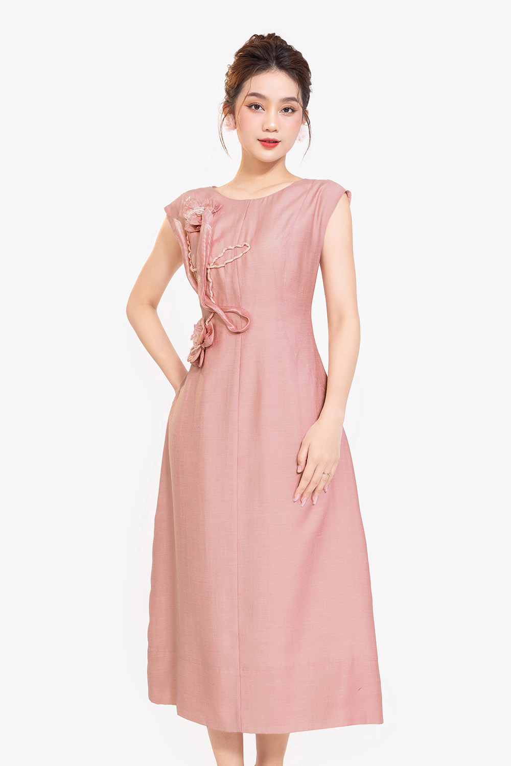 Đầm chữ A màu hồng đính hoa thủ công