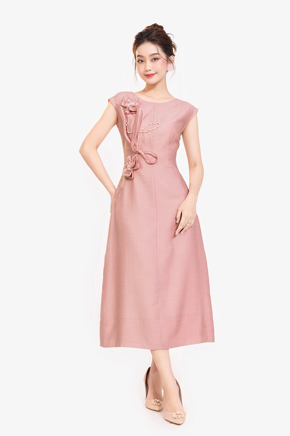 Đầm chữ A màu hồng đính hoa thủ công