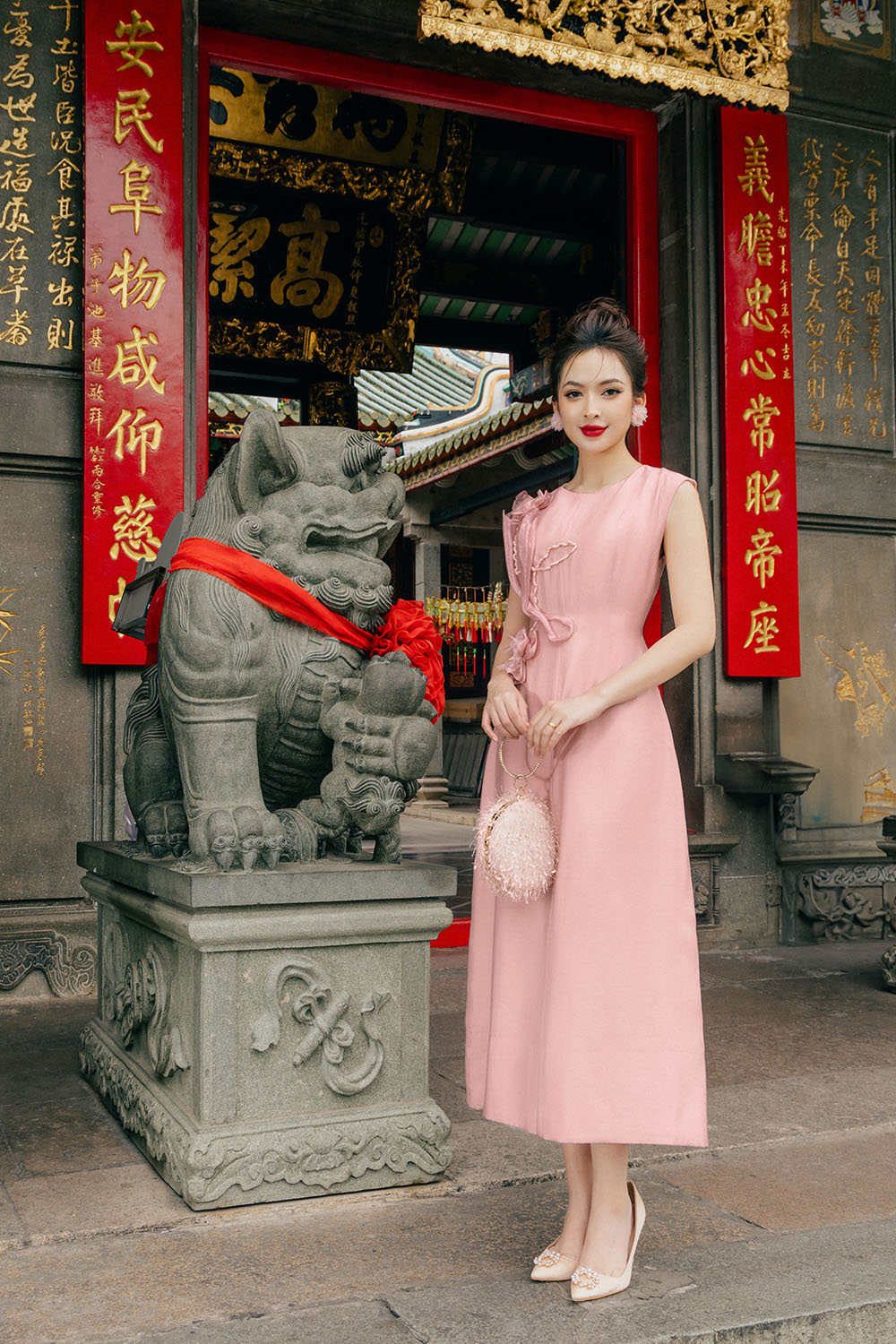 Đầm chữ A màu hồng đính hoa thủ công