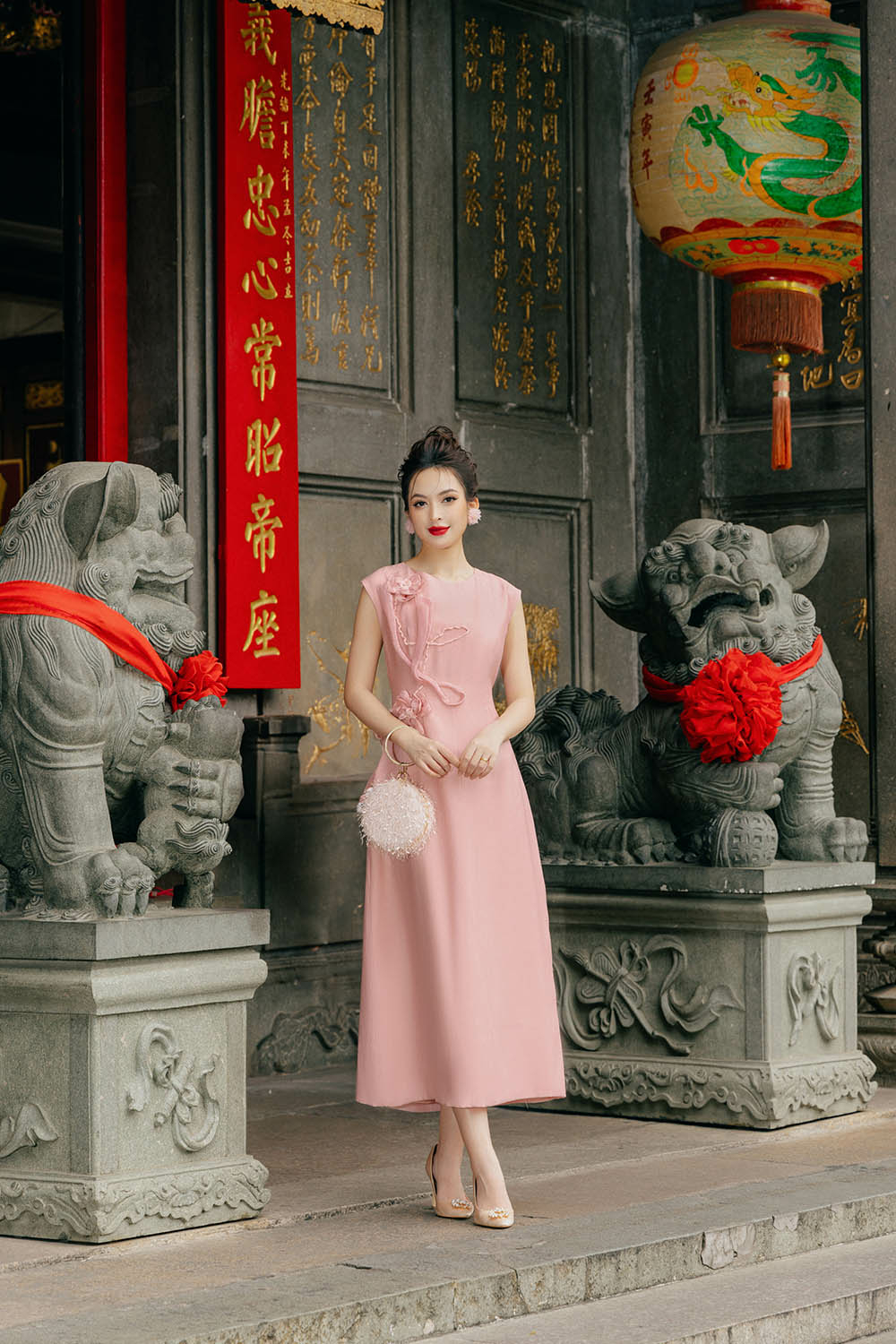 Đầm chữ A màu hồng đính hoa thủ công