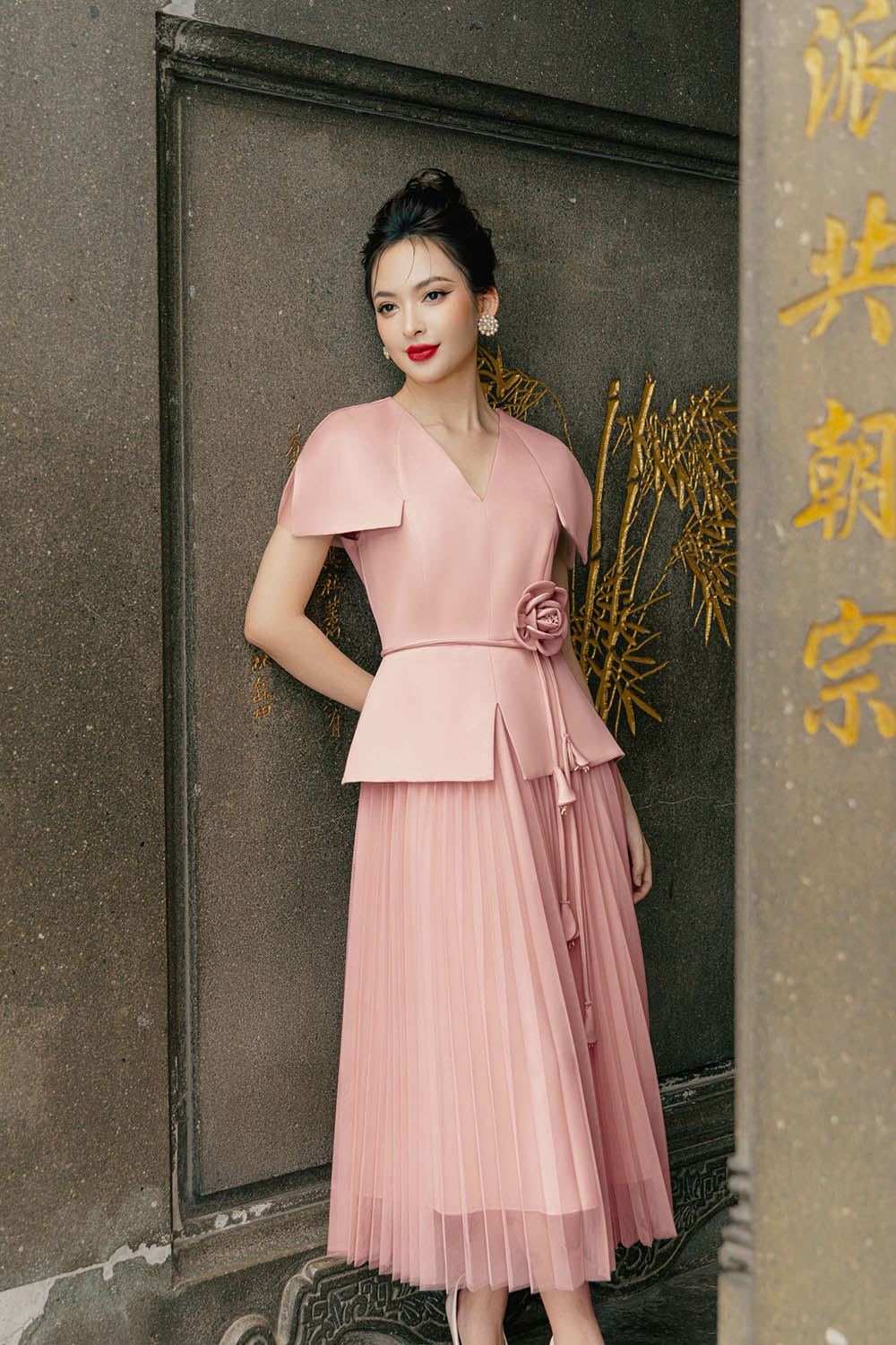 Đầm xòe xếp ly dự tiệc màu hồng eo đính hoa