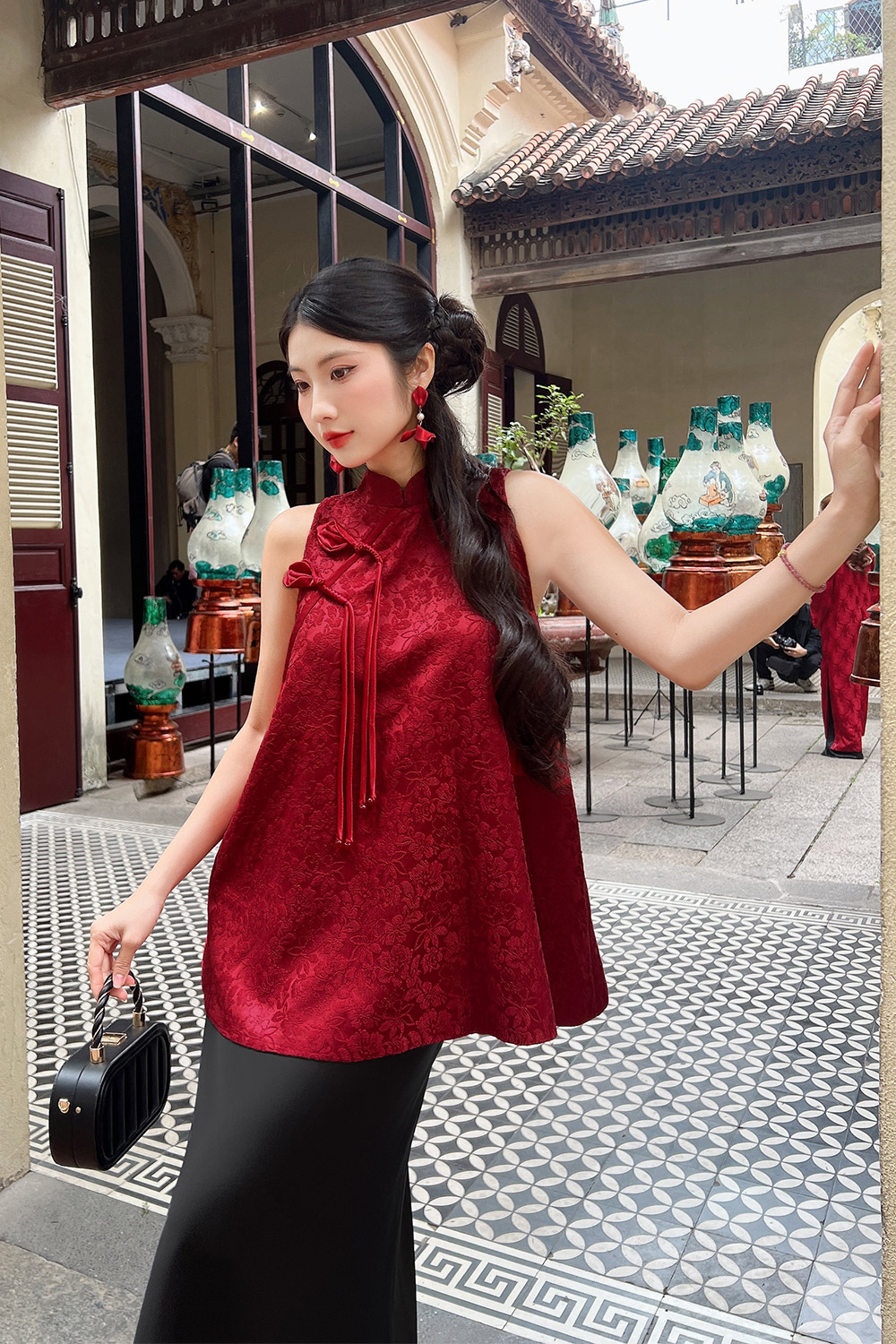 Áo yếm gấm hoa màu đỏ