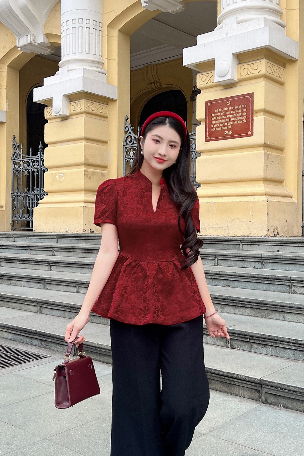Áo gấm hoa đỏ peplum cổ cách điệu