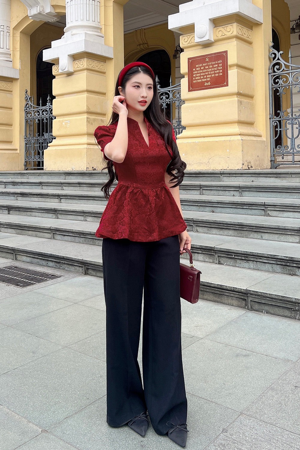 Áo gấm hoa đỏ peplum cổ cách điệu