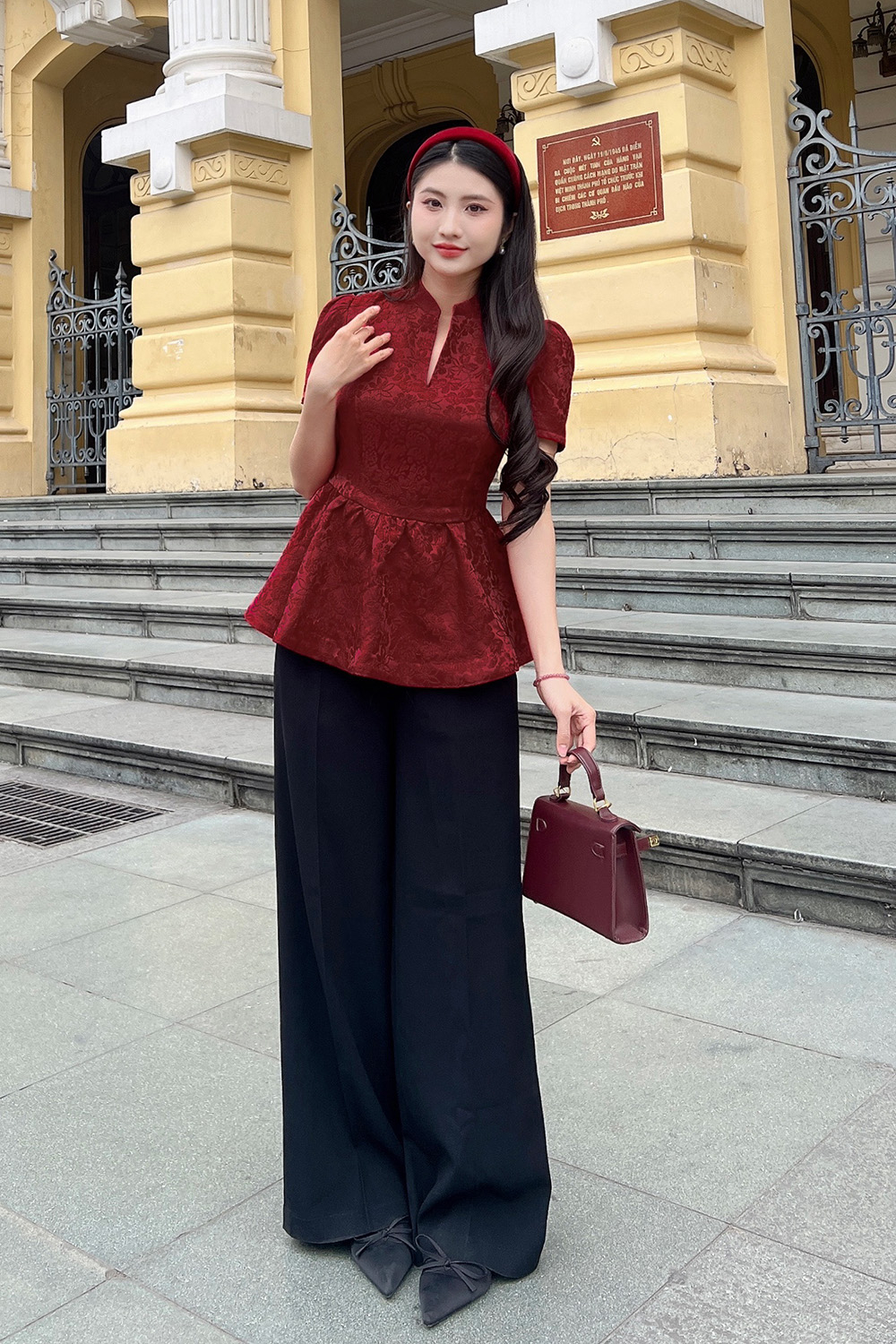 Áo gấm hoa đỏ peplum cổ cách điệu