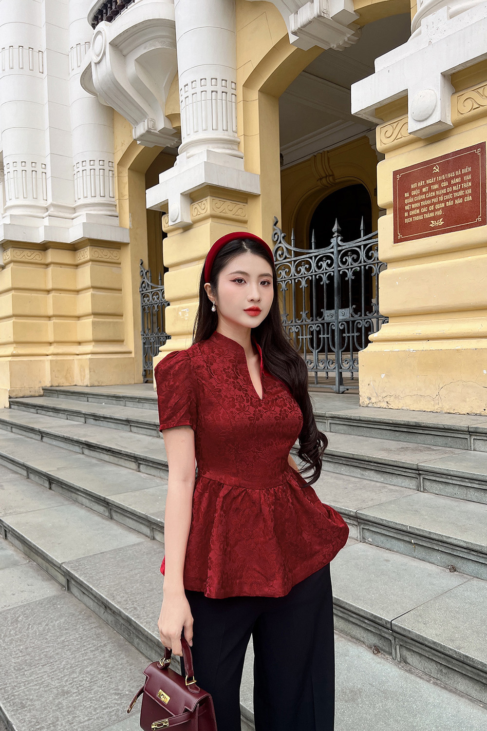 Áo gấm hoa đỏ peplum cổ cách điệu