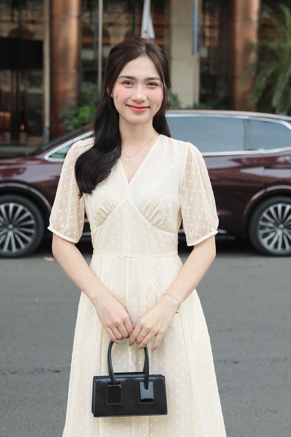 Đầm xòe trắng kem tay lửng cổ V