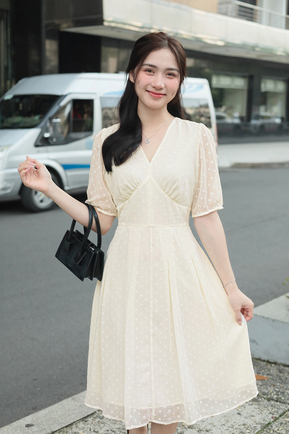 Đầm xòe trắng kem tay lửng cổ V