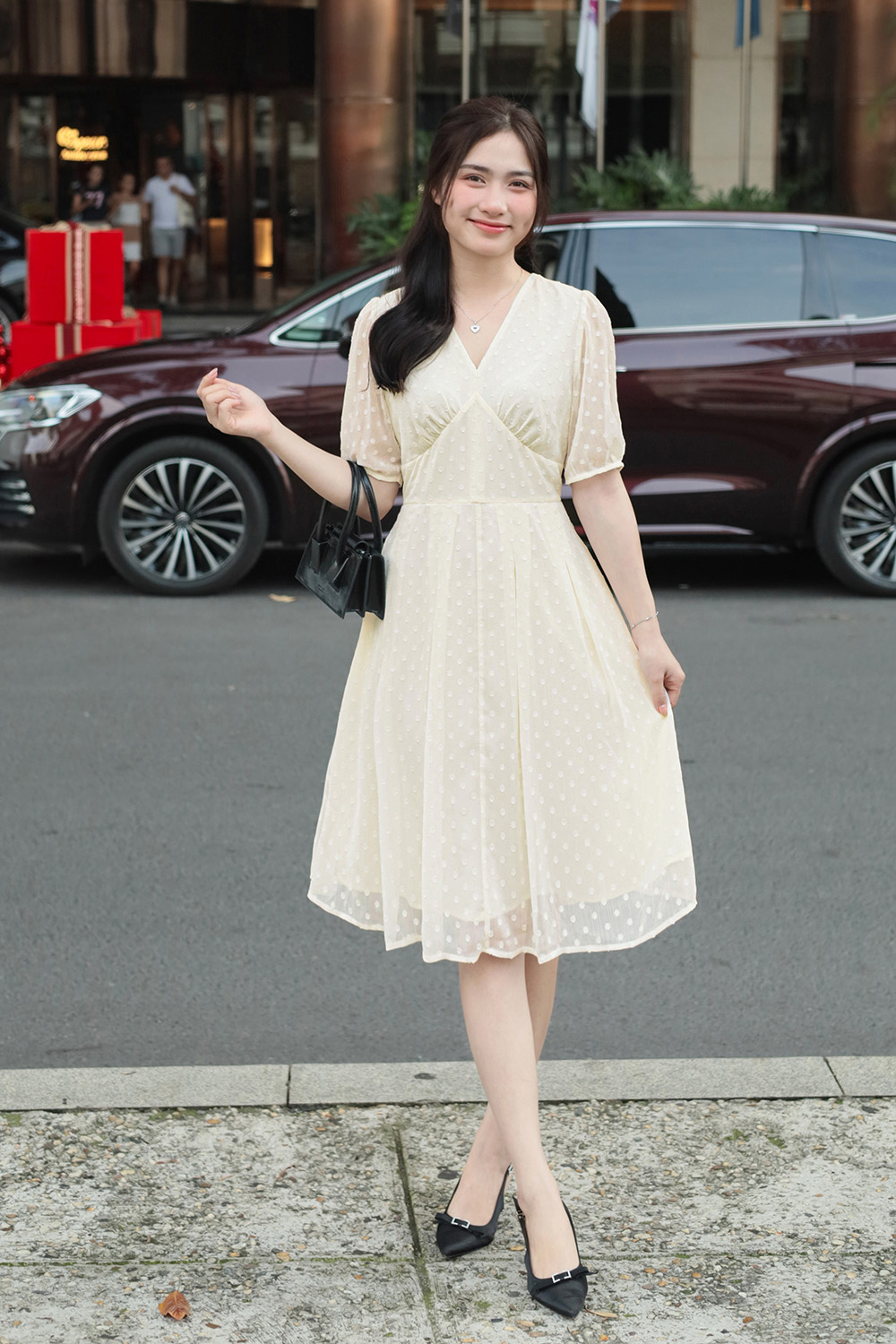 Đầm xòe trắng kem tay lửng cổ V