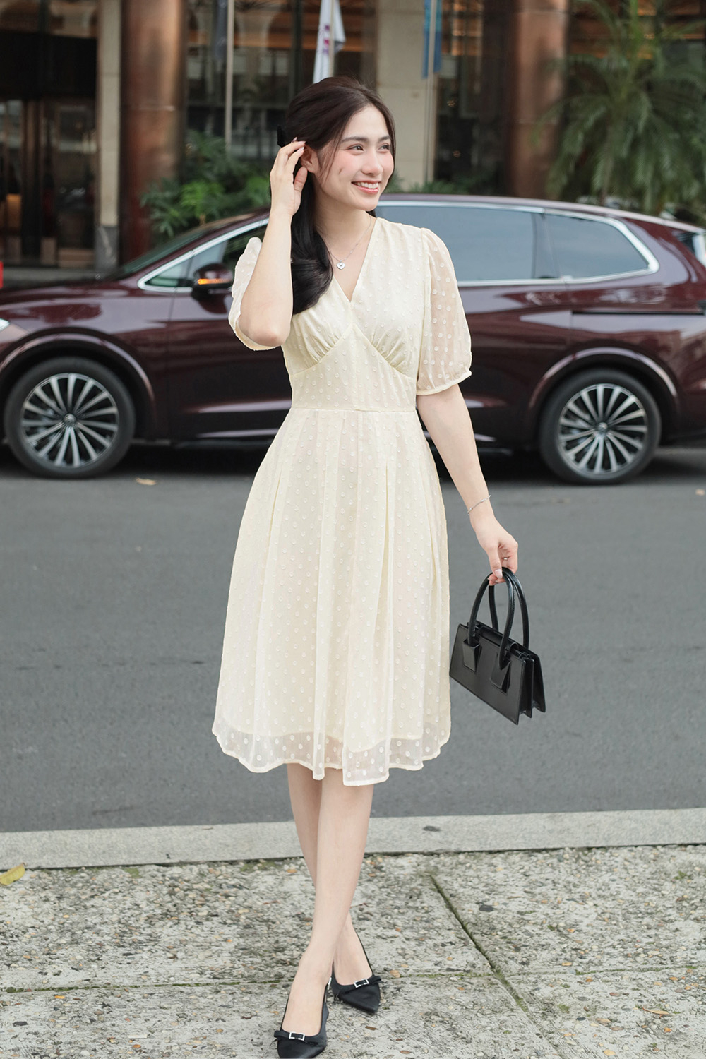 Đầm xòe trắng kem tay lửng cổ V