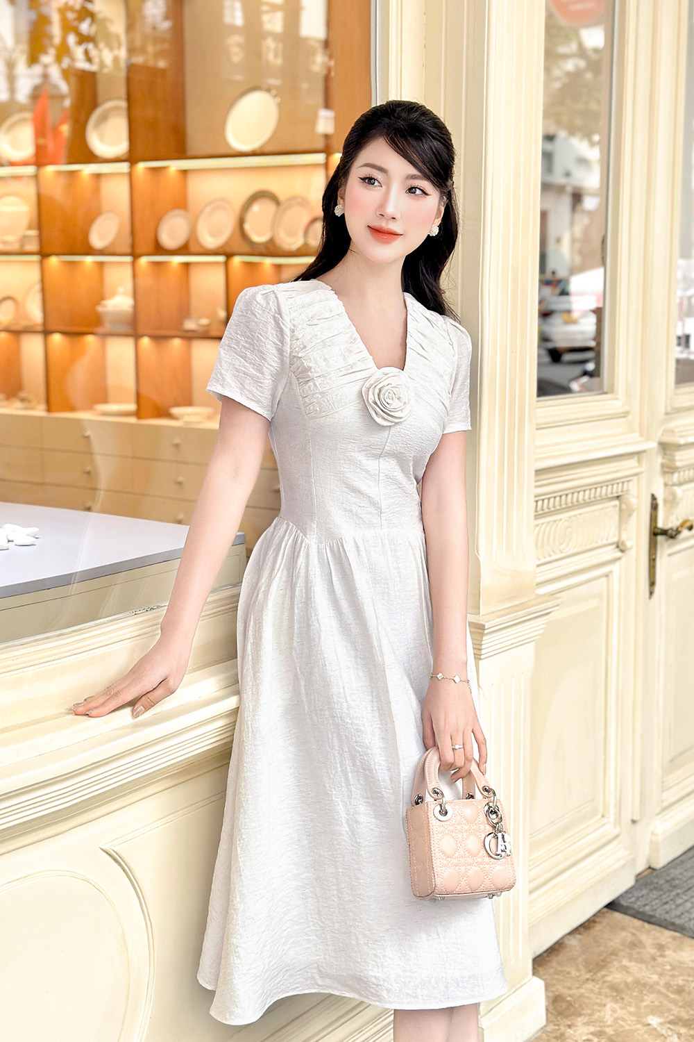 Đầm trắng dáng xòe cổ V đính hoa