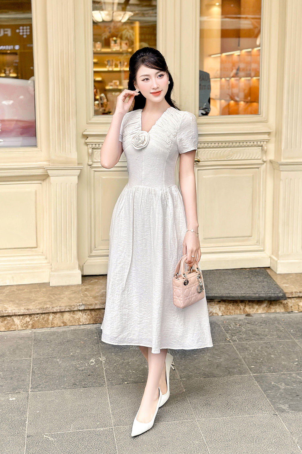 Đầm trắng dáng xòe cổ V đính hoa