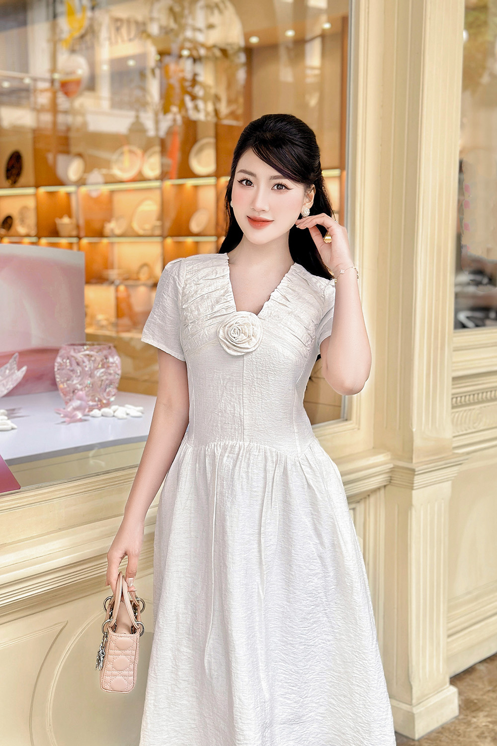 Đầm trắng dáng xòe cổ V đính hoa