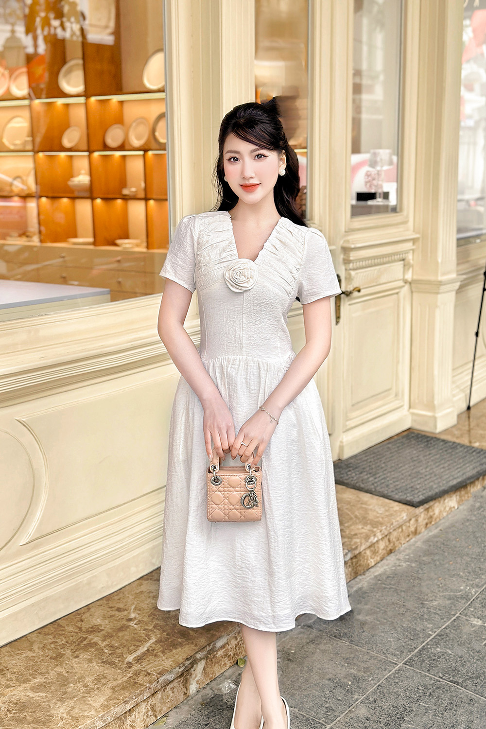 Đầm trắng dáng xòe cổ V đính hoa