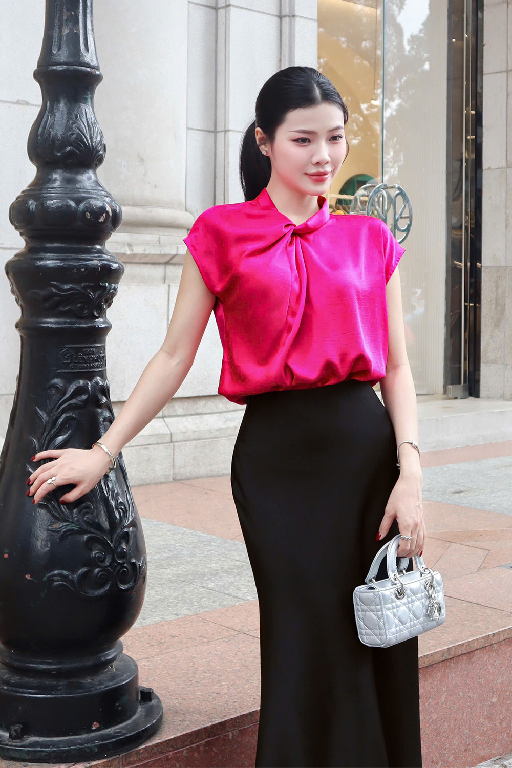 Áo lụa nữ màu hồng cổ xoắn