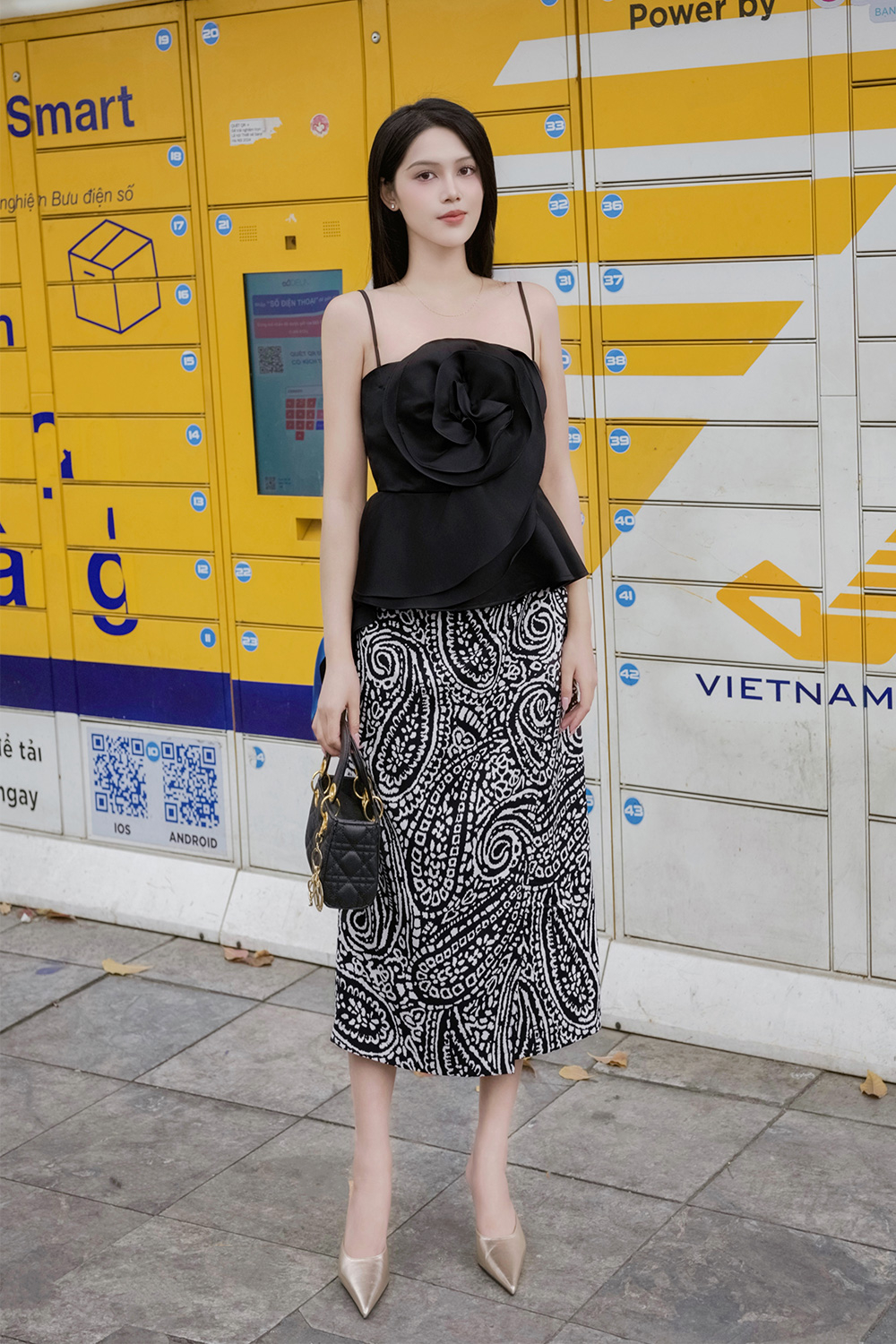 Áo kiểu hai dây màu đen đính hoa to