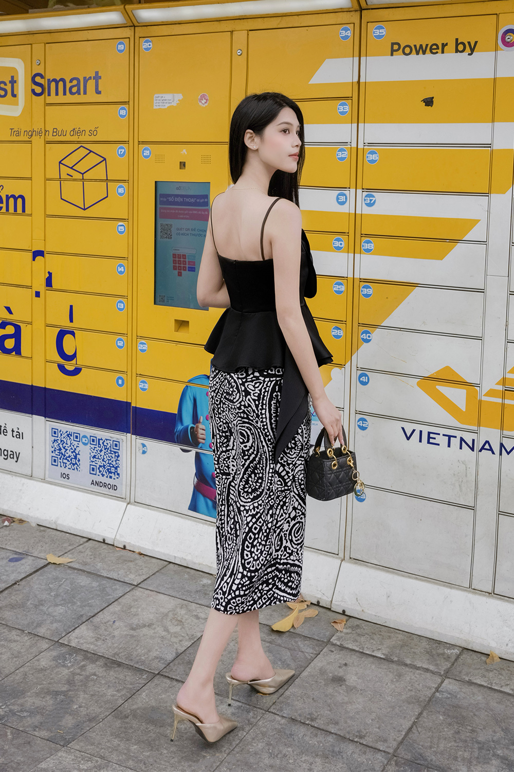 Áo kiểu hai dây màu đen đính hoa to